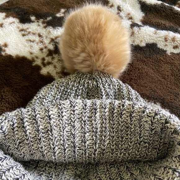 Love Your Melon Beanie Pom - Picture 2 of 3